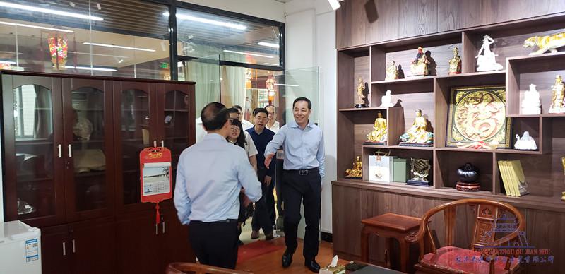 1555577480214126.jpg 楊賢金副省長蒞臨參觀“蔣欽全大師工作室”照片1_副本.jpg