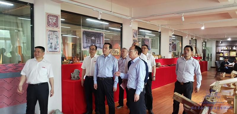 1555577557887315.jpg 楊賢金副省長蒞臨參觀“蔣欽全大師工作室”照片2_副本.jpg